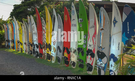 Para, États-Unis d'Amérique - le 10 août 2015 : rack de vieilles planches à voile dans la ville de paia sur Maui Banque D'Images