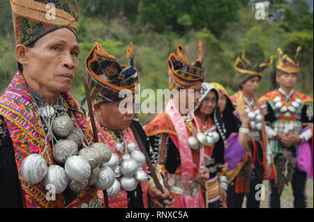 Kundasang Sabah, Malaisie - Jul 3, 2015 : Dusun chaman ethnique rituel de la scène pour apaiser l'esprit du Akinabalu le gardien du Mont Kinabalu. Banque D'Images