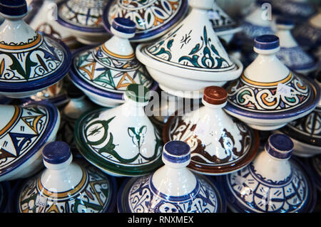 Fait main artisanal peint main miniature tagines à l'atelier de poterie de Fès, Maroc afrique. Banque D'Images