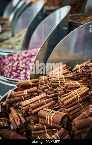 Fleurs séchées et d'herbes pour la vente à un décrochage du marché dans le souk de la médina, à Marrakech. Banque D'Images