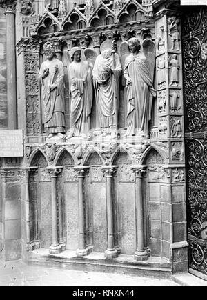 Cathédrale Notre-Dame - Portail de la façade ouest des statues-colonnes et soubassement de l'ébrasement gauche - Paris 04 - Médiathèque de l'architecture et du patrimoine - APMH00014082. Banque D'Images