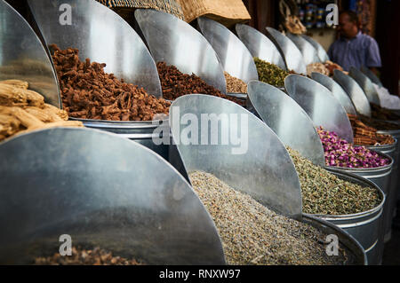 Fleurs séchées et d'herbes pour la vente à un décrochage du marché dans le souk de la médina, à Marrakech. Banque D'Images