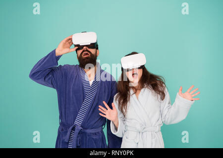 Dans deux verres vr usure des peignoirs. L'éveil conscient. Retour à la réalité. L'homme et la femme explorer vr. La technologie VR et de l'avenir. VR la communication. Des impressions. L'éveil de la réalité virtuelle. Banque D'Images