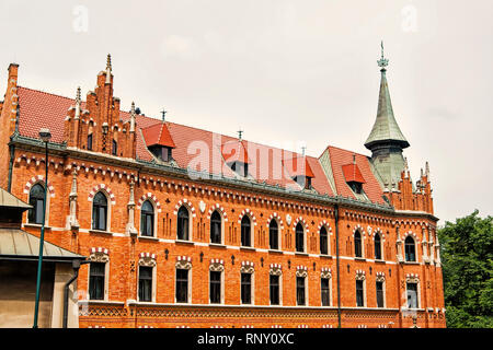 Bâtiment de brique rouge, tour du matériel, windows à Cracovie, Pologne sur ciel gris. L'architecture, la structure, la conception. Voyage, Voyage Vacances Banque D'Images