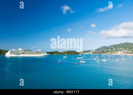 Bateau de croisière et des yachts à seaside. Revêtement d'océan en bleu sur la mer ciel ensoleillé. Transport de l'eau et des bateaux. Le voyage par bateau, wanderlust. Vacances sur l'île. Banque D'Images