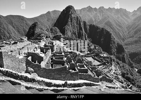 Photographie en noir et blanc vintage avec sentiment de la ruine Inca de Machu Picchu après le sentier des Incas randonnée pédestre, région de Cuzco, Pérou. Banque D'Images
