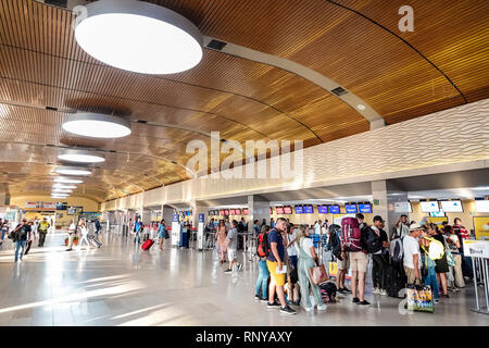 Cartagena Colombie,Aeropuerto Internacional Rafael Nunez aéroport,intérieur,terminal,lignes de comptoir de billets d'avion hispanique,passager passe Banque D'Images