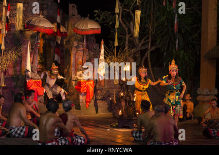 Hanoman monkey inscrivez-vous la montrer avec deux danseuses danser devant le public près de Batubulan, Sukawati, Gianyar, Bali, Indonésie Banque D'Images