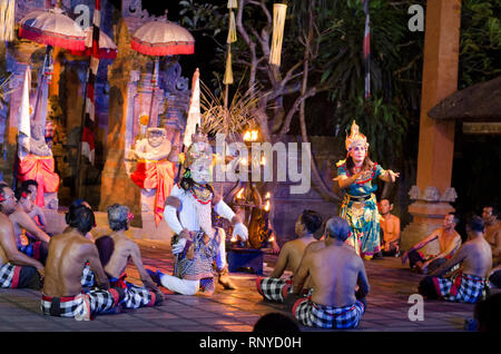 Kecak et Barong Fire Dance Show. Hanoman avec danse danseuse danser devant le public près de Batubulan, Sukawati, Gianyar, Bali, Indonésie Banque D'Images