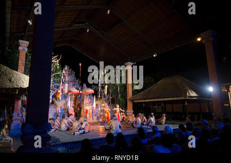 Kecak et Barong Fire Dance Show. Deux danseuses danser devant le public près de Batubulan, Sukawati, Gianyar, Bali, Indonésie Banque D'Images