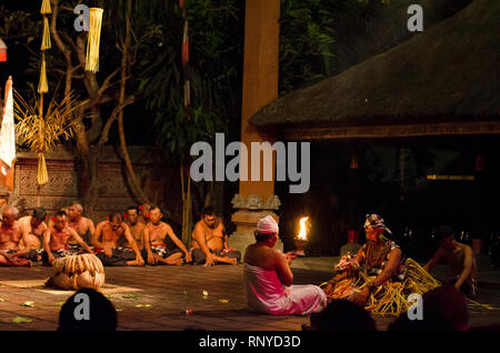 Kecak et Barong danse du feu. Deux gars se préparer à fire dance show près de Batubulan, Sukawati, Gianyar, Bali, Indonésie Banque D'Images