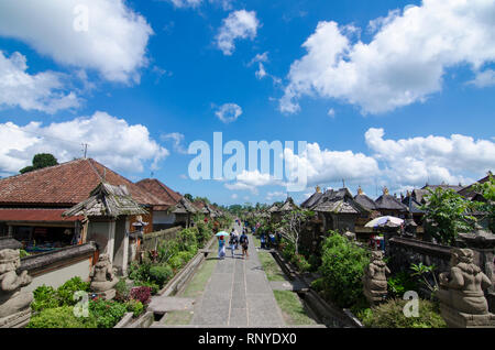 Village de Penglipuran avec Blue Skies Above, Kubu, Bangli, Bali, Indonésie Banque D'Images