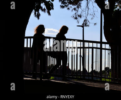 Deux silhouettes filles, marchant sur un pont, Svilajnac, Serbie, Europe Banque D'Images