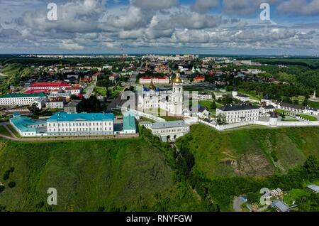 Tobolsk, Russie - le 15 juillet 2016 : vue aérienne sur le Kremlin de Tobolsk avec Sophia-Assumption Cathédrale et à clocher en journée d'été. Tyumen region Banque D'Images