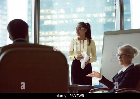 Smiling asian corporate manager de donner un tableau de présentation in office Banque D'Images