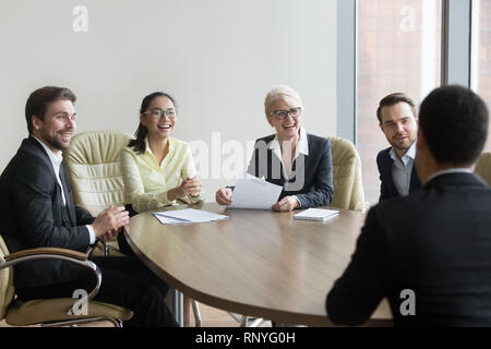 Les gestionnaires RH rire au blague du demandeur à l'entrevue d'emploi Banque D'Images