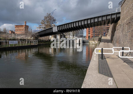 Passerelle pour piétons au-dessus du Regents Canal à Kings Cross linking Somers Town avec le nouveau développement au triage du charbon et de gazomètres gouttes Banque D'Images