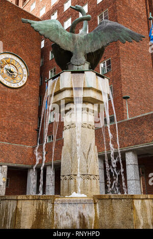 Hôtel de ville et de Cygnes fontaine dans la ville d'Oslo, Norvège. Banque D'Images