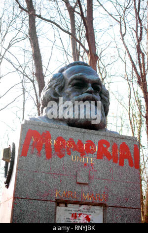 La tombe de Karl Marx, Cimetière de Highgate montrant les marques des récents actes de vandalisme. Banque D'Images