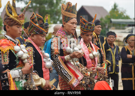 Kundasang Sabah, Malaisie - Jul 3, 2015 : Dusun chaman ethnique rituel de la scène pour apaiser l'esprit du Akinabalu le gardien du Mont Kinabalu. Banque D'Images