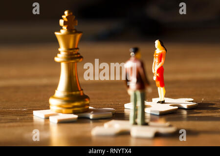 Pièces d'échecs et puzzles, attraction et connexion Banque D'Images