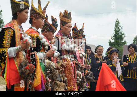 Kundasang Sabah, Malaisie - Jul 3, 2015 : Dusun chaman ethnique rituel de la scène pour apaiser l'esprit du Akinabalu le gardien du Mont Kinabalu. Banque D'Images