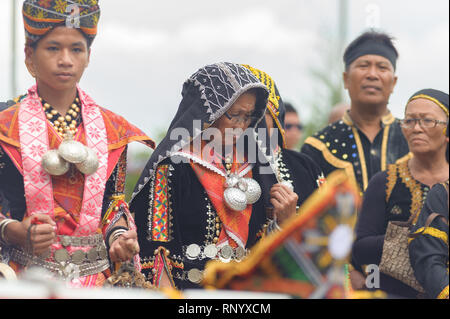 Kundasang Sabah, Malaisie - Jul 3, 2015 : Dusun chaman ethnique rituel de la scène pour apaiser l'esprit du Akinabalu le gardien du Mont Kinabalu. Banque D'Images