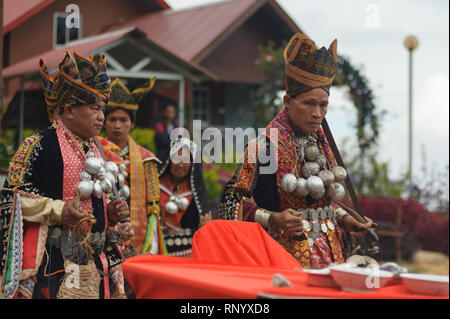 Kundasang Sabah, Malaisie - Jul 3, 2015 : Dusun chaman ethnique rituel de la scène pour apaiser l'esprit du Akinabalu le gardien du Mont Kinabalu. Banque D'Images