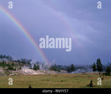 USA, Wyoming, Yellowstone National Park, Double arc-en-ciel sur une zone thermale le long de la rivière Firehole ; Upper Geyser Basin. Banque D'Images