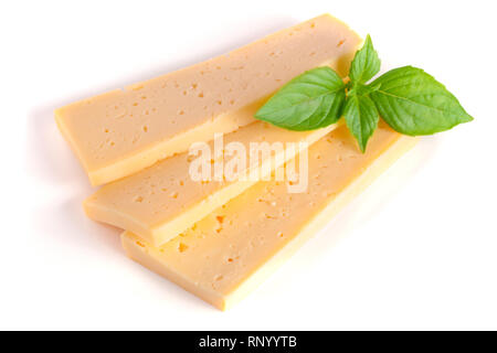 Le fromage avec des feuilles de basilic isolé sur fond blanc. Banque D'Images