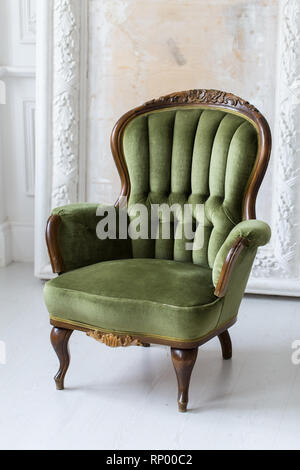 Fauteuil vintage de couleur verte. De style rococo. Focus sélectif. Banque D'Images