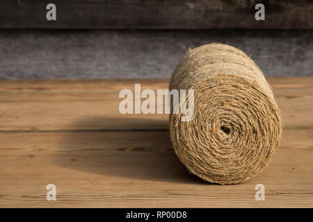 Un rouleau de ficelle sur un fond de bois. Selelective point. Close-up. Espace libre pour le texte. Banque D'Images