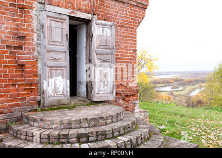 Une double porte en bois dans une vieille maison abandonnée. Une porte est ouverte. Rukavishnikov Manor dans le village d'Podviazye, Bogorodsky District. Banque D'Images