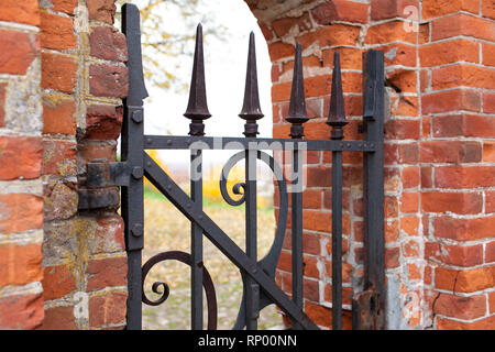 Un vieux guichet porte faite de métal forgé avec des motifs. Entrée de la Rukavishnikov Manor dans le village d'Podviazye, Bogorodsky District. Banque D'Images