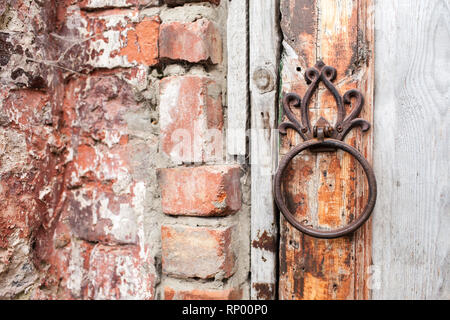 La poignée est sous la forme d'un anneau sur une porte en bois. Entrée de la Rukavishnikov Manor dans le village d'Podviazye, Bogorodsky District. Banque D'Images