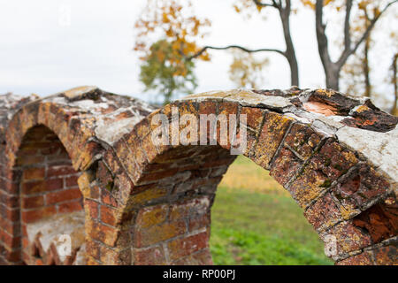 La maçonnerie en brique ancienne compris. Dans l'Escrime Rukavishnikov Manor dans le village d'Podviazye, Bogorodsky District. Banque D'Images