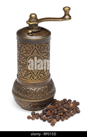 Meules de poivre noir et isolé sur fond blanc Banque D'Images