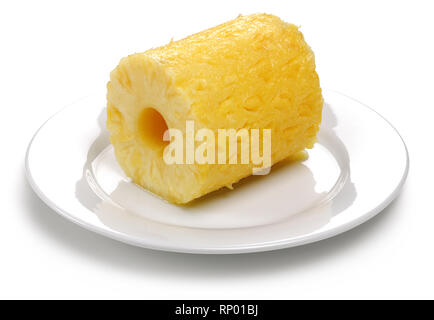 Fruits ananas pelé dans la plaque, isolé sur fond blanc Banque D'Images