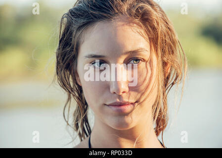 Close-up of young woman standing outdoors Banque D'Images