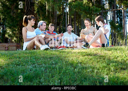 Pique-nique en famille on grassy hill Banque D'Images