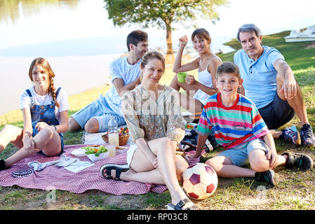Pique-nique en famille près du lac Banque D'Images