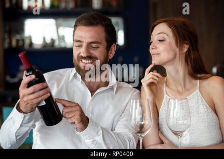 Young couple sitting in bar Banque D'Images