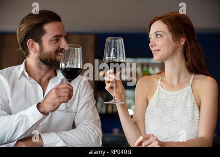 Young couple holding wine glass Banque D'Images