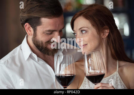 Smiling couple holding wine glass Banque D'Images