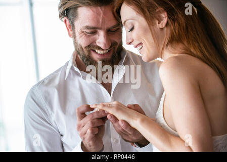 Close-up de l'homme proposant à son amie avec un anneau Banque D'Images
