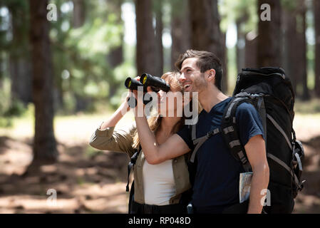 Jeune couple hiking in forest Banque D'Images