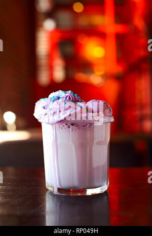 Fresh berry smoothie with icecream lumineux dans le verre. Selective focus, arrière-plan lumineux Banque D'Images