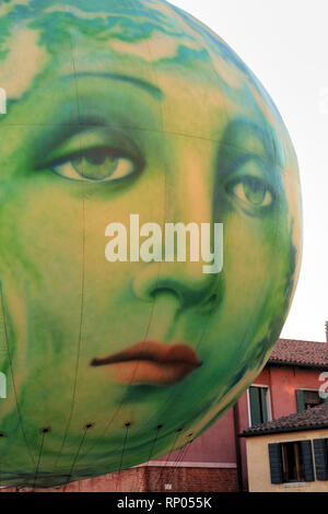 Visage triste lune ballon, Festa Veneziana sur l'eau Banque D'Images