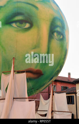 Visage triste lune ballon, Festa Veneziana sur l'eau Banque D'Images