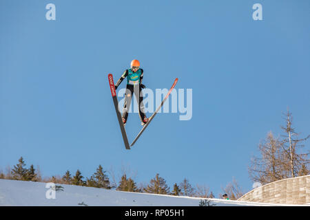 Planica, en Slovénie - 17 février 2019. Les jeunes cavaliers de saut sur un Planica belle journée ensoleillée. Centre nordique de Planica, complexe de collines de saut à ski. Banque D'Images